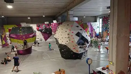 Blocparty climbing