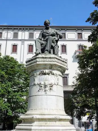 Photo de Monumento a Giovanni Battista Piatti