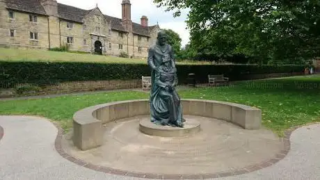 Photo de Sir Archibald McIndoe memorial statue