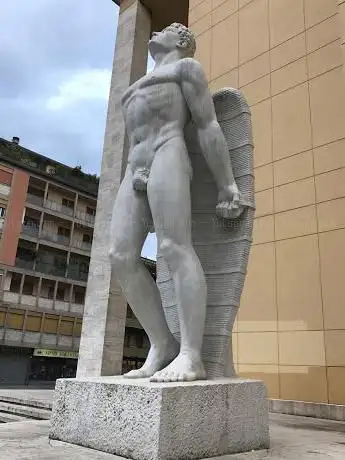 Photo de Statua di Icaro