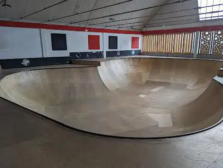 Pinbowl DIY - Indoor Skatepark