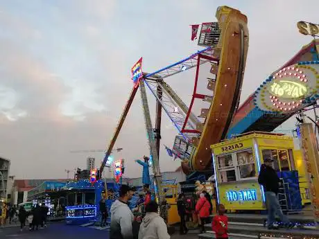 Photo de Vogue d'hiver luna park Lyon Confluence