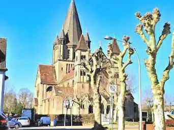 Photo de Kloster am Rande der Stadt