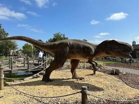 Photo de Dinosaur-themed Adventure Golf
