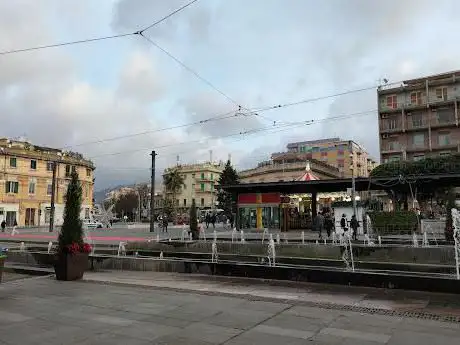 Photo de Piazza Cairoli