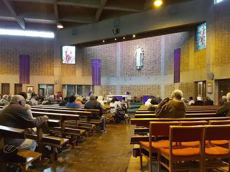 Photo de St Paul the Apostle RC Church Wood Green