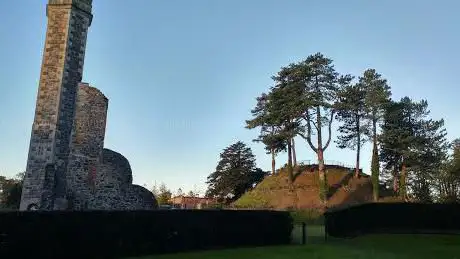 Photo de Italianate Tower and Castle Ruins