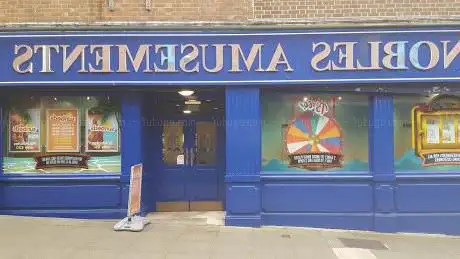 Photo de Nobles Amusements & Sunbeds
