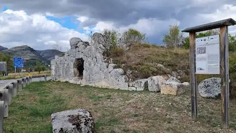 Resti acquedotto Romano di Alba Fucens