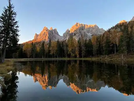 Photo de Island In Antorno Lake