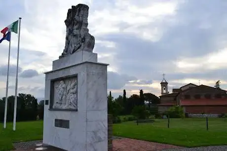 Photo de Monumento alla Vittime dell'Eccidio del Padule di Fucecchio