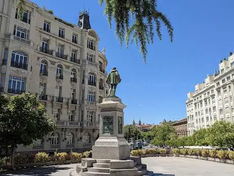 Photo de Plaza de las Cortes