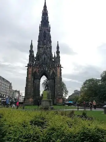 Photo de Statue of Sir James Young Simpson