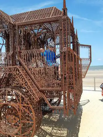 Kunstwerk in staal: Caterpillar + Flatbed Trailer - Wim Delvoye