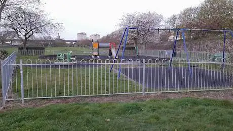 Photo de Low green play park
