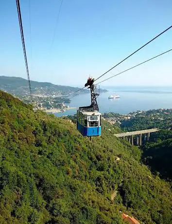 Photo de Rapallo Montallegro Cable Car