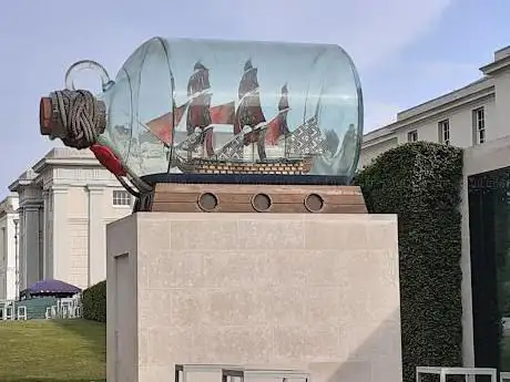 Photo de Nelson's Flagship scaled-down in a bottle