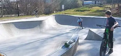Aire de jeux / city stade / skate park