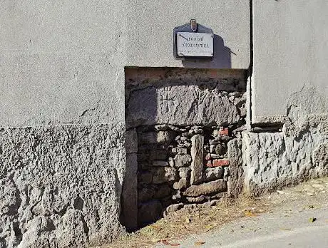 Architrave con incisioni di Vignone