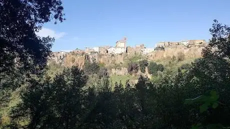 Photo de Ponte medievale sul fosso della Mola