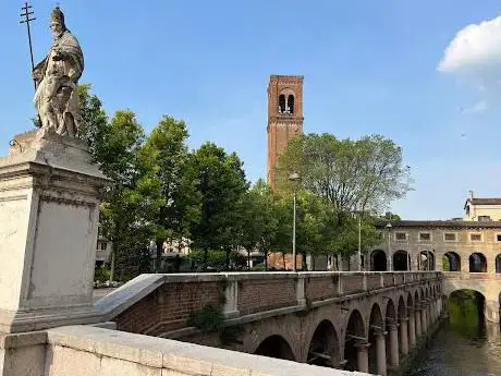 Photo de Monumento a San Silvestro