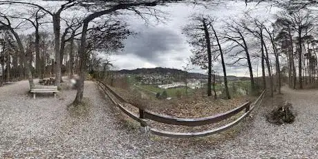 Sitzmöglichkeiten mit Brunnen