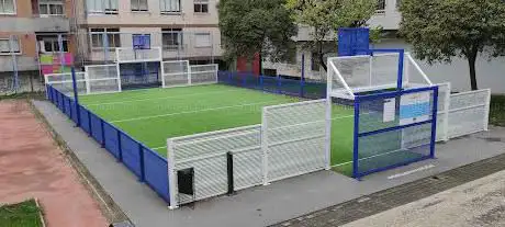 Cancha de Hierba para Fútbol y Baloncesto