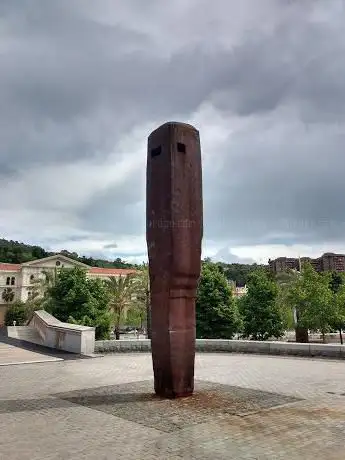 Photo de Begirari IV (Escultura de Eduardo Chillida en el Paseo de Abandoibarra-Bilbao)
