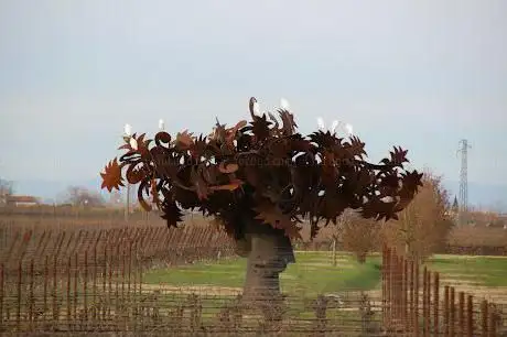 vigneto con scultura