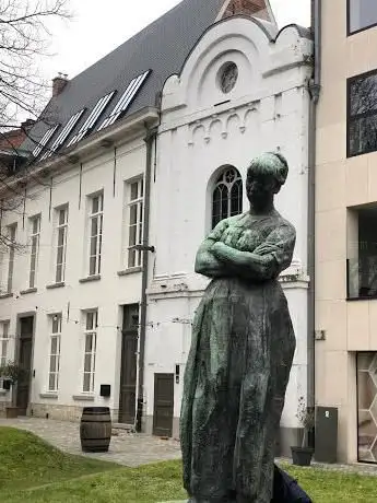 Bronzen beeld van dame met gekruiste armen