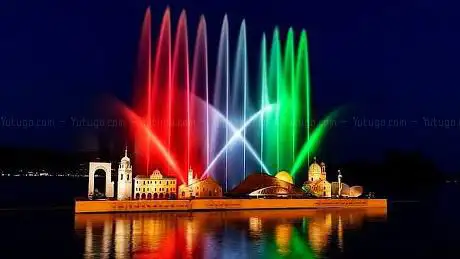 Photo de Fontana Galleggiante Luminosa e Musicale