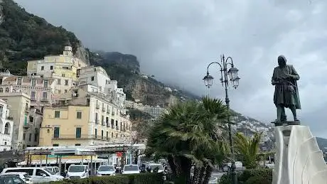 Photo de Statue Dedicated to Flavio Gioia (Amalfi)