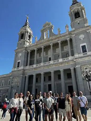 Photo de MADride Travel - Tours free tour, pub crawl, flamenco, wine, team building, stag and hen activities in Madrid