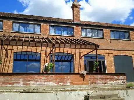 Photo de Red Brick Building
