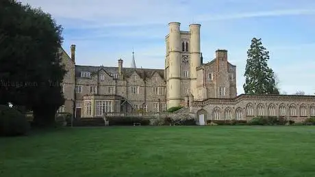 Photo de East Horsley Gothic Mansion
