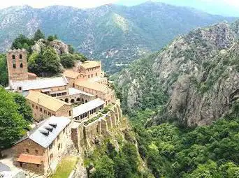 Point de vue sur l'abbaye Saint Martin du Canigou