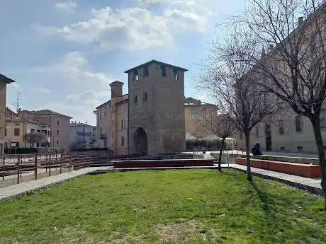 Photo de Saint Donnino Gate and Roman Bridge