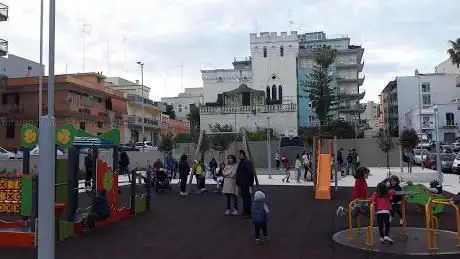 Photo de Piazza Falcone-Borsellino e agenti di scorta