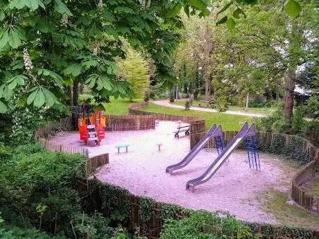 Plaine de jeux pour petits enfants