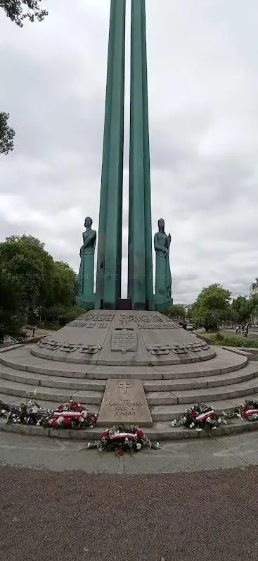 Photo de Monument to the 50 hostages