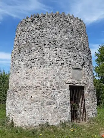 Photo de Mynydd y Garreg Tower