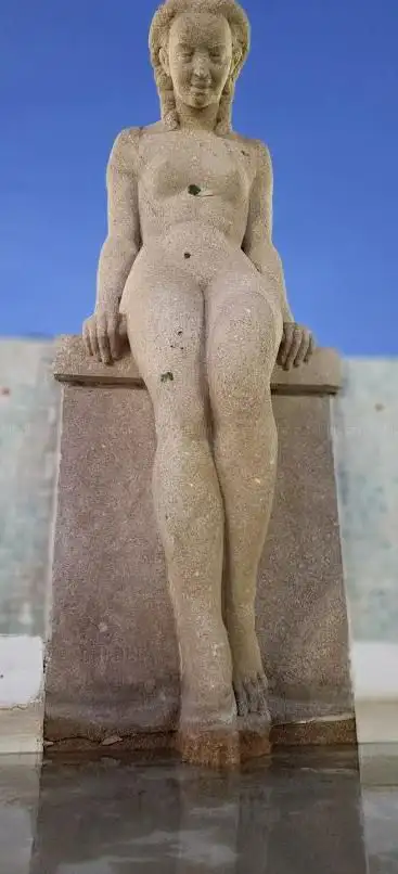 Statue - La Baigneuse