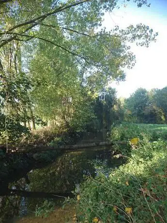 Photo de Riverpool Walkway Open Space