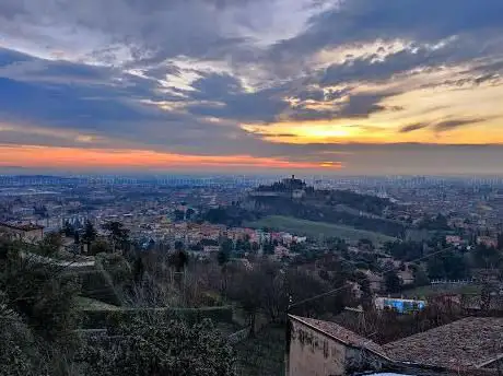 Photo de Panorama sulla citta di Brescia il Duomo e il Castello