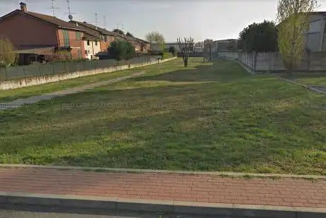 Parco pubblico con panchine