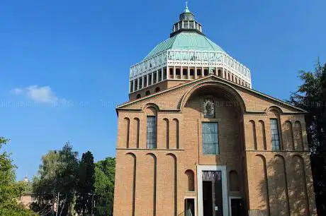 Photo de Parish St. Anthony Of Padua At Brunella of Varese