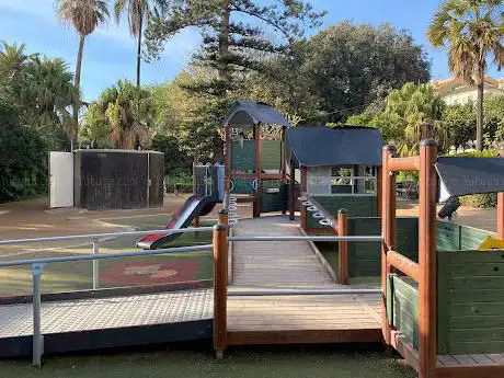 Photo de Zona De Recreo De Niños Y Columpios