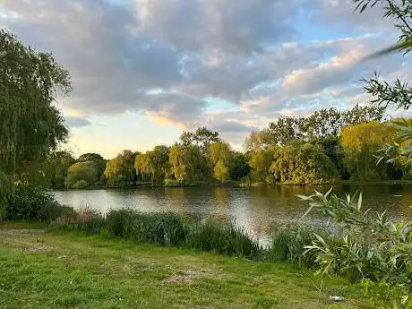 Photo de Mayesbrook Park Lakeside Walk (Woodland Trail)