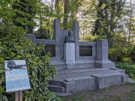 Standbeeld Désiré De Wolf