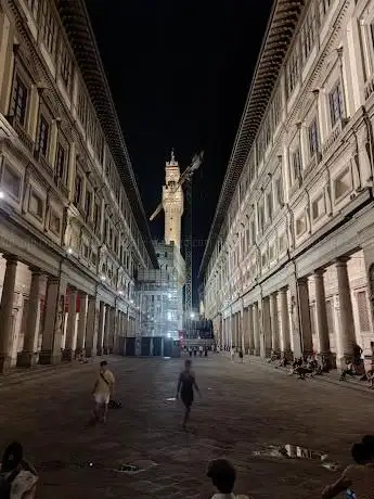 Photo de Statua di Leonardo da Vinci